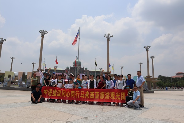 马来西亚太子广场首相府前留影.jpg